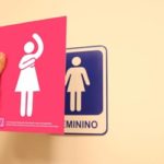 Rede muda placas de banheiro para ensinar autoexame de mama