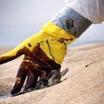 Manchas de óleo no litoral brasileiro podem causar danos à saúde