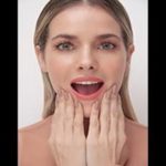 Como Ter Uma Vida Quase Normal – Monique Alfradique