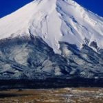 Homem faz live escalando o monte fuji e registra seu próprio acidente