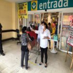 Supermercado em São Gonçalo mede temperatura de clientes na porta para evitar contágio de coronavírus