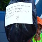 Moradores de SP deixam recados de apoio aos coletores de lixo