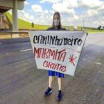 Vestido de Thor, brasileiro doa marmitas para caminhoneiros na estrada