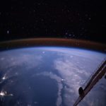 Atmosfera da terra brilha em foto registrada da estação espacial
