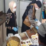 Refugiados sírios doam marmitas de comida árabe a idosos em SP
