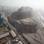 Montanha de lixo na Índia alcança 65 metros de altura