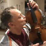 Músico consegue recuperar violino de 310 anos esquecido em trem