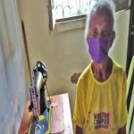 Idosa de 87 anos costura máscaras em casa e doa para vizinhos no Maranhão