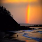 Pôr do sol cria arco-íris bicolor em praia na Austrália