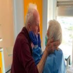 Casados há 52 anos, idosos na Itália vencem o coronavírus e abraço de reencontro viraliza