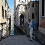 Veneza, na Itália, começa a retomar atividades após fechamento total por pandemia de novo coronavírus