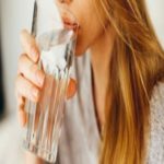 Os americanos que bebem tanta água por dia eram mais propensos a relatar que se sentem ‘muito felizes’