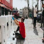As pessoas estão instalando pias portáteis de lavar as mãos para os sem-teto em cidades dos EUA