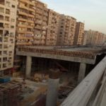 Ponte construída a centímetros de prédio incomoda egípcios locais