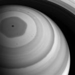 Sonda revela que hexágono de Saturno são camadas de nuvens