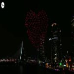 Drones iluminados criam coração pulsante para homenagear os profissionais de saúde no céu de Roterdã