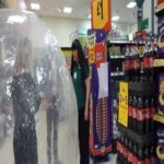 Mulher mostra como fazer compras dentro de uma bolha por conta do coronavírus