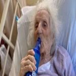 Idosa de 103 anos vence Covid-19 e comemora tomando cerveja gelada