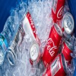 Entenda porque uma latinha de coca-cola zero flutua sobre a água e a normal afunda