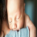 Por que os bebês encostam o rosto no colo da mãe?