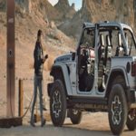 Monólito de Utah vira carregador para Jeep híbrido em anúncio