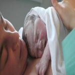 Bebês inspiram células cancerosas durante o parto vaginal em caso extremamente raro