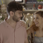 O curta-metragem musical “Um casal normal (Sem pai nem mãe)”, com Thati Lopes e Pedro Henrique Lopes, faz pré-estreia gratuita, a partir de 30 de novembro, no Youtube.