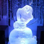 Divirta-se em um parque com neve e mais de 23 esculturas de gelo.