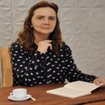 Lúcia Helena Galvão e a filosofia como solução de crises