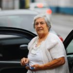 Aos 73 anos, ‘Vovó do Uber’ dirige 8 horas por dia como motorista de aplicativo por hobby: ‘Terapia’.